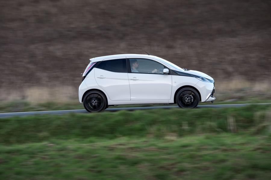  Toyota Aygo x-style 5-Door 2017 года  (UK) (фото 10 из 19)